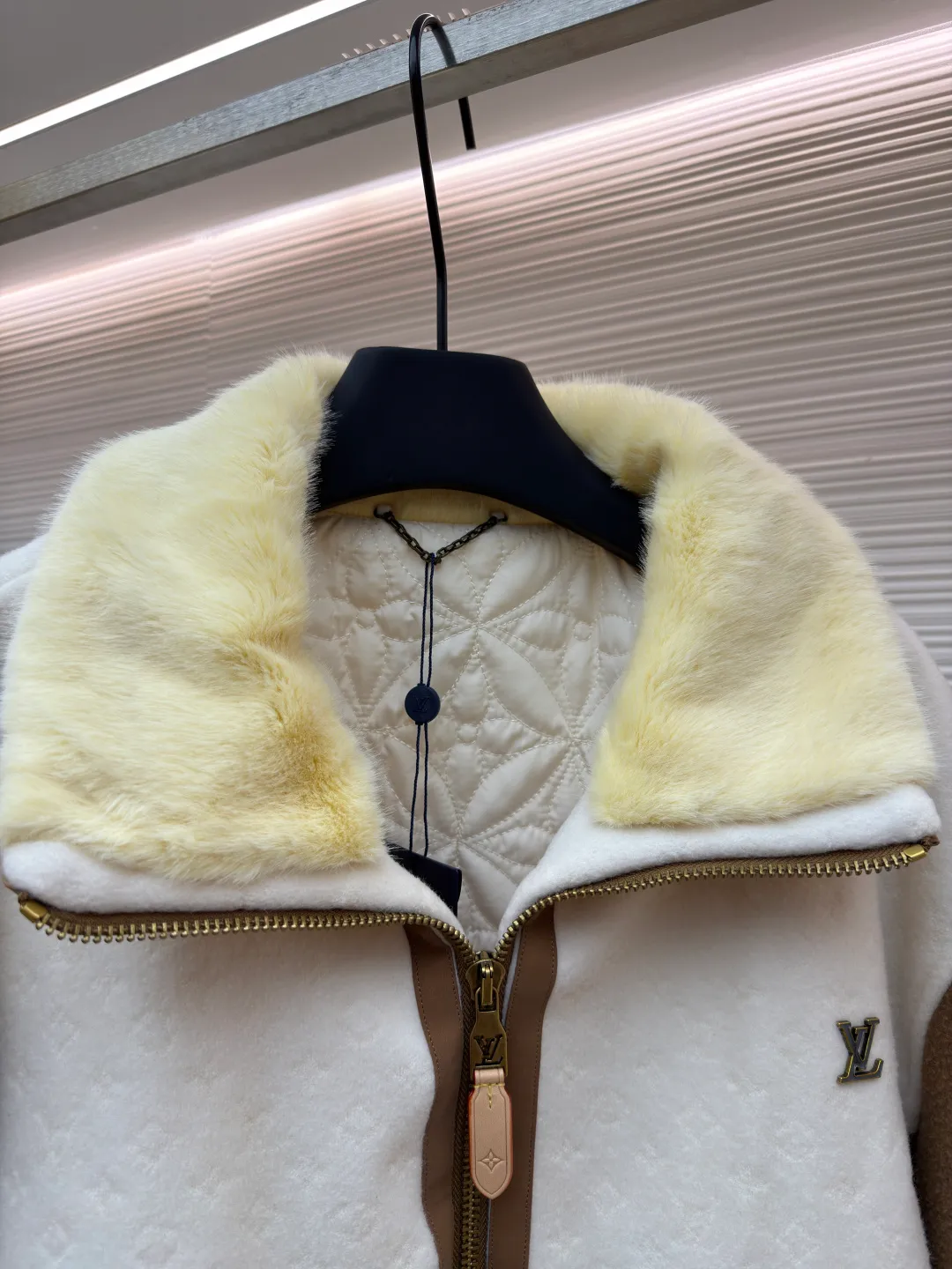 LOUIS VUITTON Shearling collar patchwork jacket ●Original version: 30006 purchase and development ●Item number: 1681987-C25 ●Fabric: wool fabric ●Technology: Positioning cutting machine ●Color: yellow and white ●Version: Fitted version ●Weight: about 1630 grams ●Size: S-M-L-XL ●Description: This sheepskin jacket injects a touch of chic après-ski casual style into your winter look. Featuring a striking 'V' yoke at the front and back, it's made from a blend of sheep's wool and tussah silk and embellished with a Monogram jacquard pattern. The soft shearling collar pulls up to wrap around the neck, while the quilted Monogram pattern on the interior further enhances warmth and comfort. The finishing touch is the LV trim on the chest and refined leather trim on the zippers and pockets. 90% sheep wool, 10% cashmere; Fabric 2: 86% sheep wool, 14% tussah silk; Lining 1: 100% polyester; Lining 2: 100% cotton; Filling: 100% polyester shearling; Cow leather; Except for trim; Contrast yoke with all-over logo jacquard Striped ribbed waist and cuffs The left chest is decorated with metal logo accessories. The quilted logo lining zipper opening and closing has a straight and delicate overall line. The fabric is comfortable and soft, and the color is consistent without color difference. It can be matched with the same style to create a fashionable look and control various occasions. Customized accessories, complete with three labels, same style for men and women!